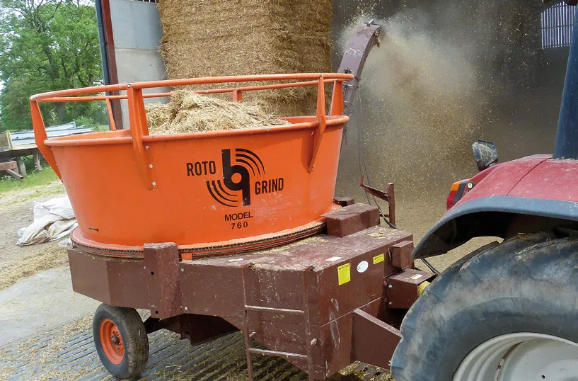 Подрібнювач соломи Roto Grind 760 подрібнює солому в господарстві